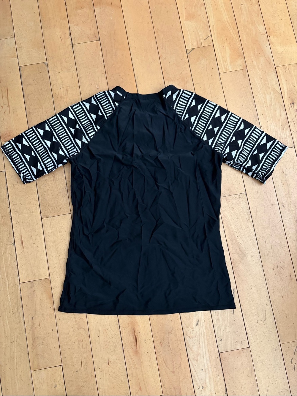 Old Navy Black Raglan Rash Guard with Black & White Geometric Sleeves in Large